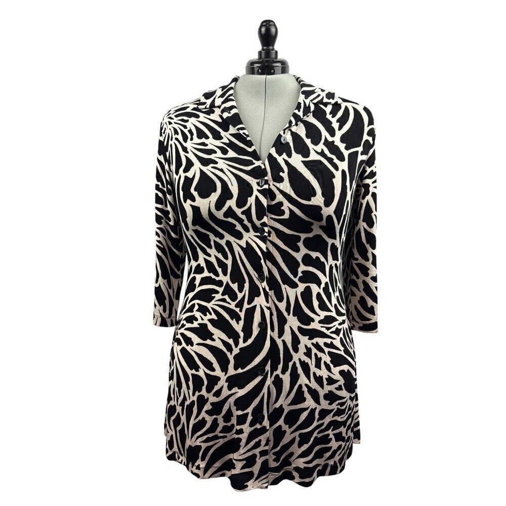 Women’s Chico’s travelers Size 3 Black & White Patterned Long Sleeve Button Up